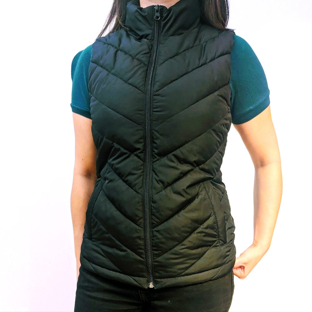 GAP women black quilted puffer vest